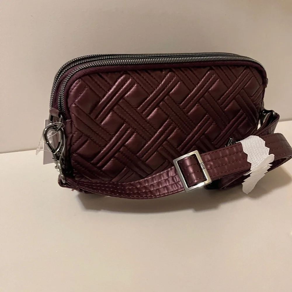 Lug Quilted RFID Convertible
Crossbody. Coupe 2. New Can attached to your belt - Picture 15 of 16
